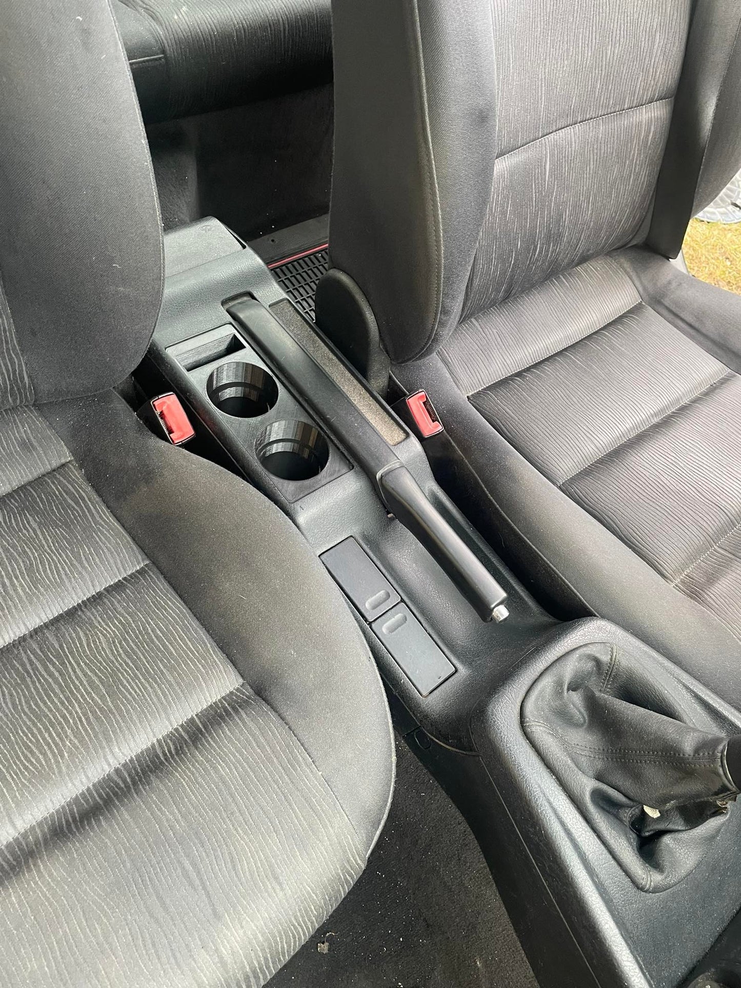 Audi A4 B5 cup holders installed in car