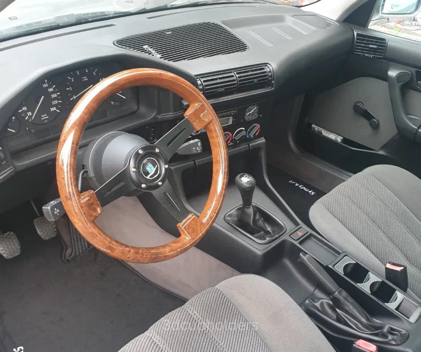BMW E32 E34 cup holders solution